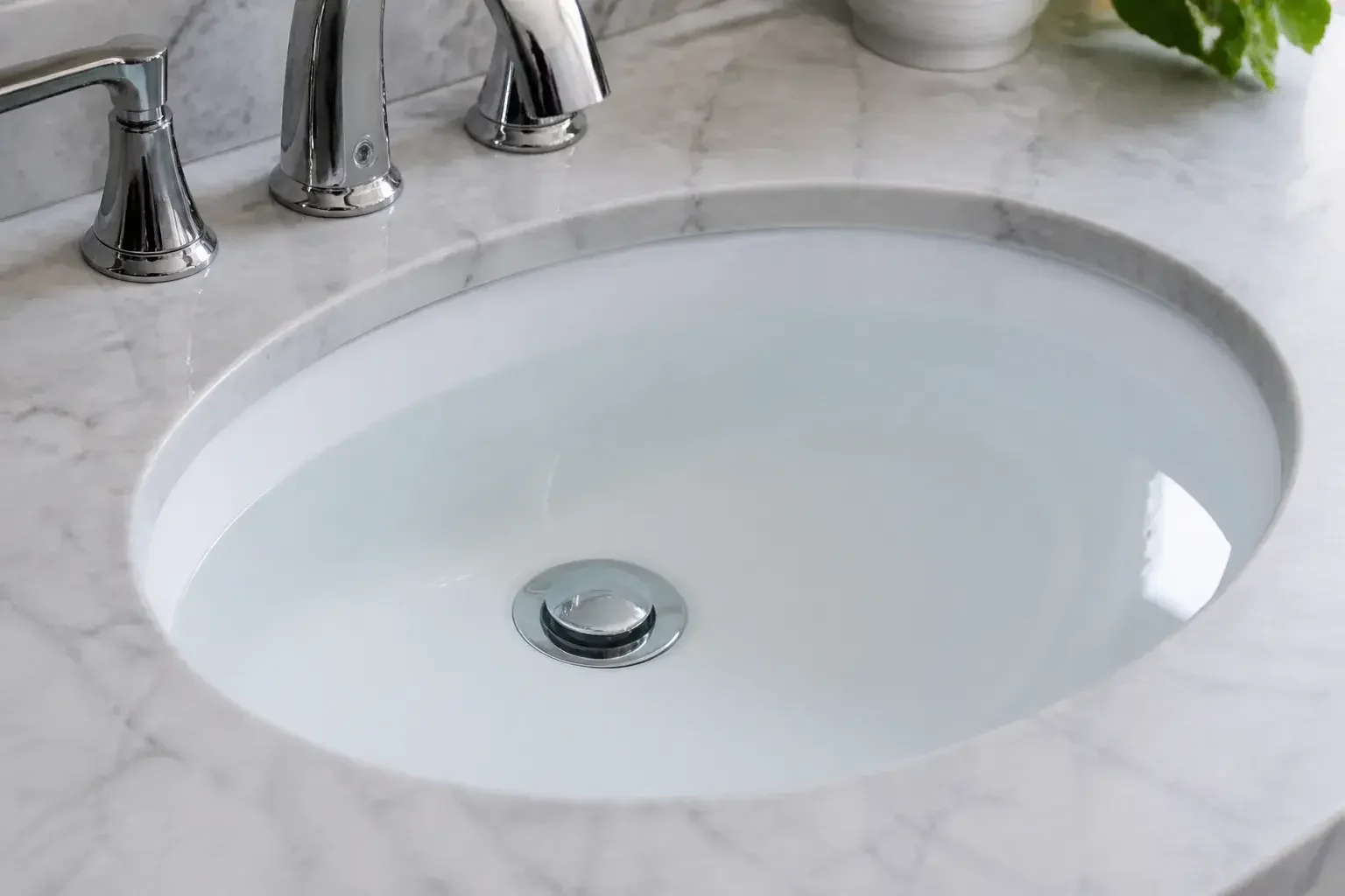 Évier débouché avec eau claire et finition impeccable.