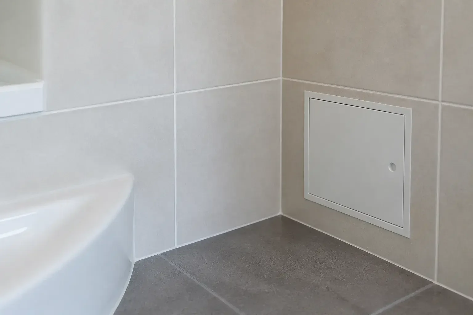 Coin de salle de bain réparé après une fuite.