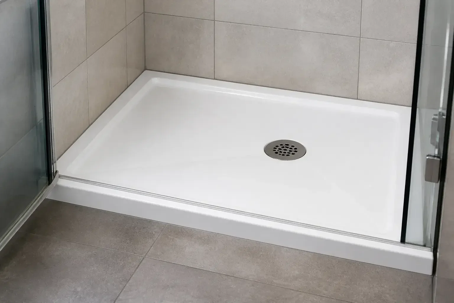 Douche débouchée et salle de bain parfaitement nettoyée.